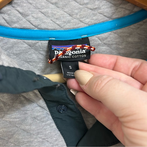 Women's Organic Cotton Quilt Snap-T® Pullover in Drifter Grey and Forest Green - Picture 6 of 9